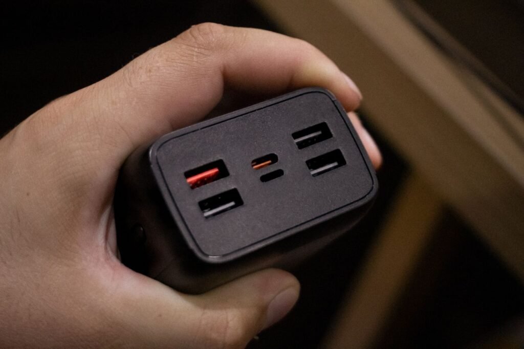 Laptop charger supplying power to a laptop battery during charging