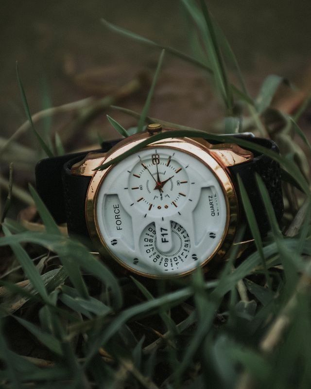 Quartz watch movement with battery-powered precision components
